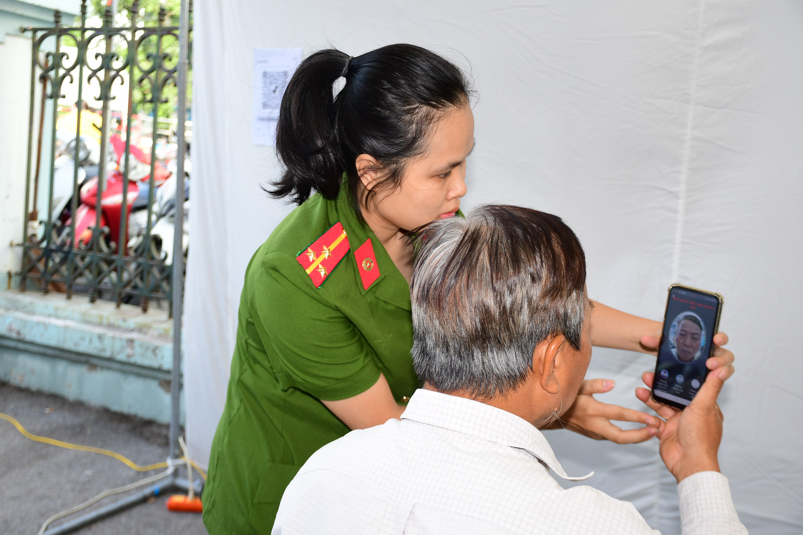 Người dân cảm ơn Công an phường Trần Nguyên Hãn (quận Lê Chân)